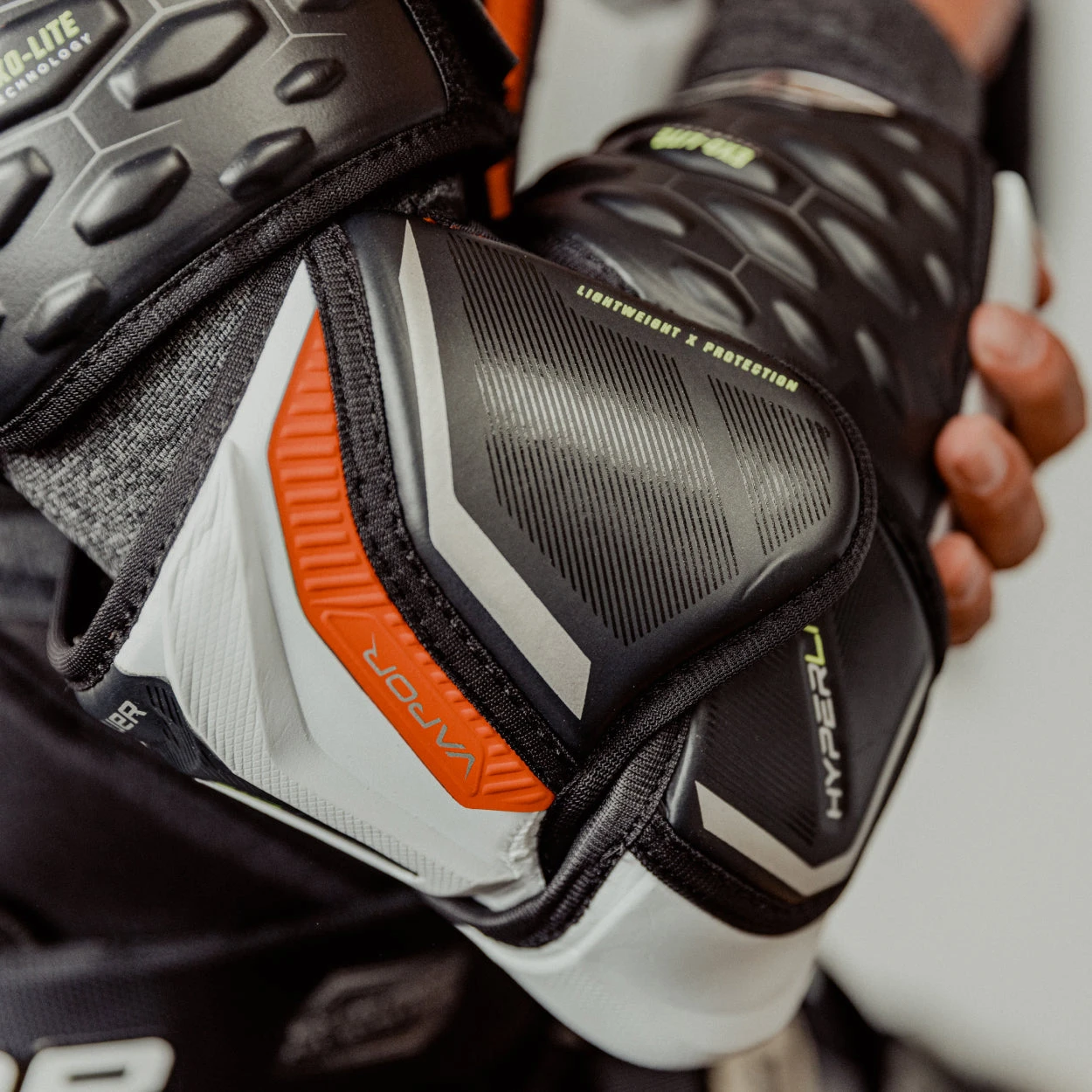 Bauer VAPOR HYPERLITE ELBOW PAD SENIOR 4 Bauer VAPOR HYPERLITE ELBOW PAD SENIOR - Image 2